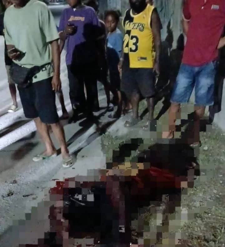 Korban penganiayaan tergeletak bersimbah darah di Jalan Cenderawasih, Timika, Minggu (19/7) malam.