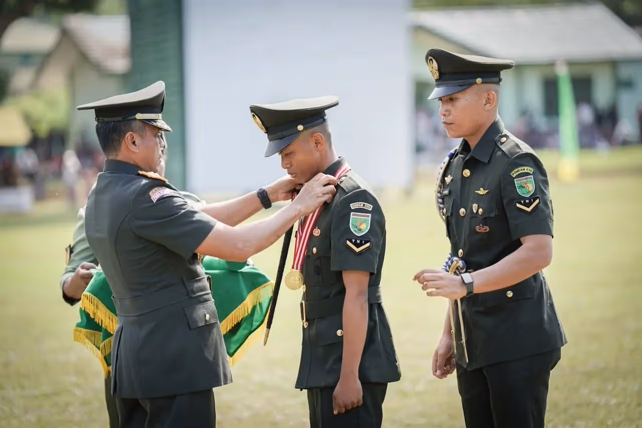 Pangdam XVII/Cenderawasih Mayjen TNI Febriel Buyung Sikumbang saat melantik 98 prajurit TNI AD