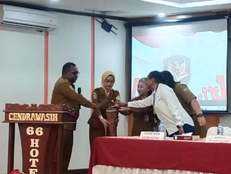 Asisten III Bidang Administrasi Umum Setda Mimika, Herry Onawame, memukul tifa sebagai tanda dibukanya kegiatan Sosialisasi Pengawasan dan Pendataan Orang Asing serta Tenaga Kerja Asing di Timika, Selasa (20/10/2026).