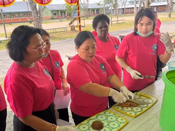 TP PKK Mimika bersama SATP saat mengikuti pelatihan pembuatan sabun herbal berbahan lokal di Sekolah SATP SP4, Kamis (17/9/2026).