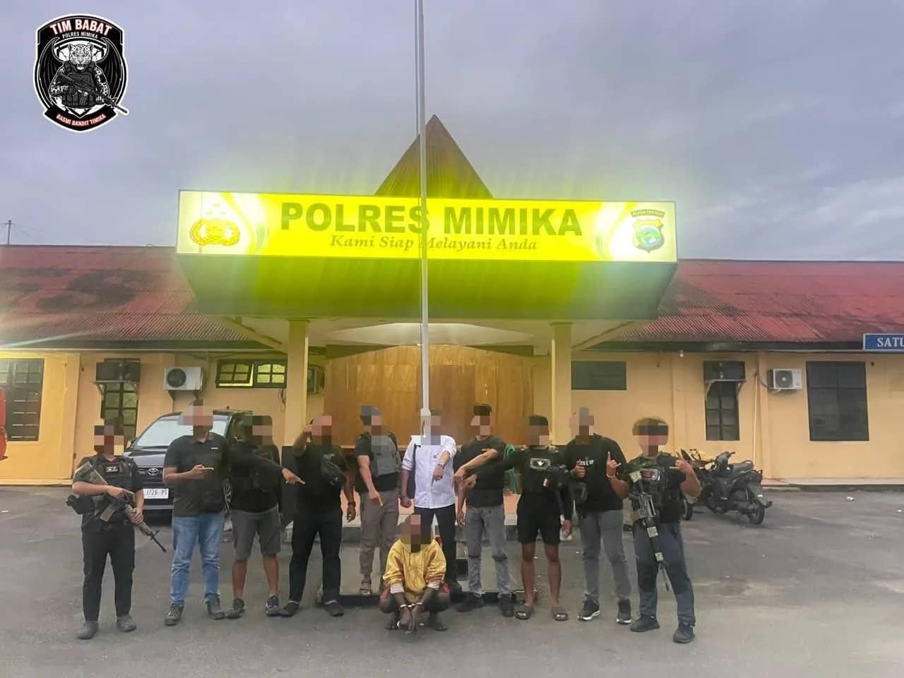 Pelaku penusukan saat diamankan Tim Babat Satreskrim Polres Mimika usai ditangkap di Jalan Poros Mapurujaya KM 11, Senin (20/7).