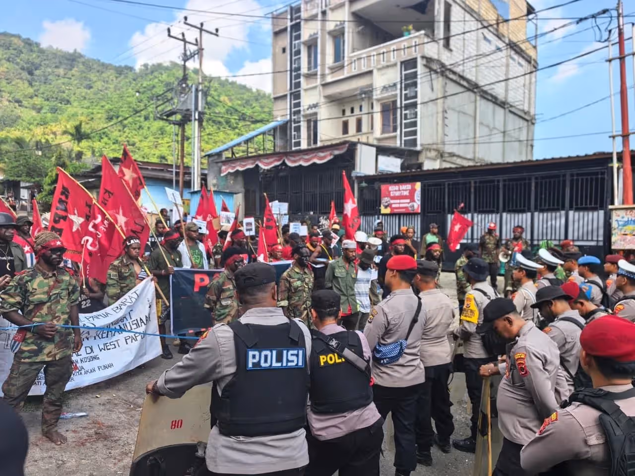 Aparat keamanan saat mengamankan aksi unjuk rasa KNPB.