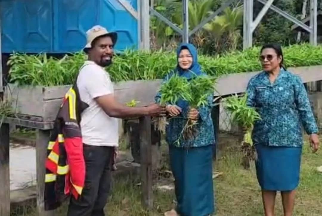 Foto bersama saat kegiatan TP-PKK di Kampung Kokonao, Distrik Mimika Barat.