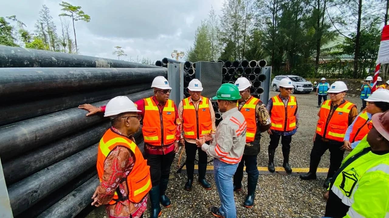 Bupati Mimika Johannes Rettob saat menerima hibah pipa dari PT Freeport Indonesia (PTFI), Kamis (9/7).