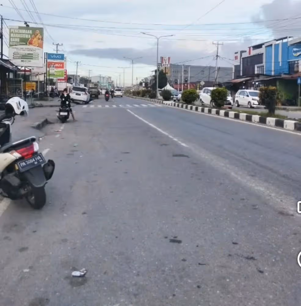 Patah pondasi membuat kondisi asal Jalan Hasanudin Timika bergelombang dan membahayakan pengendara.