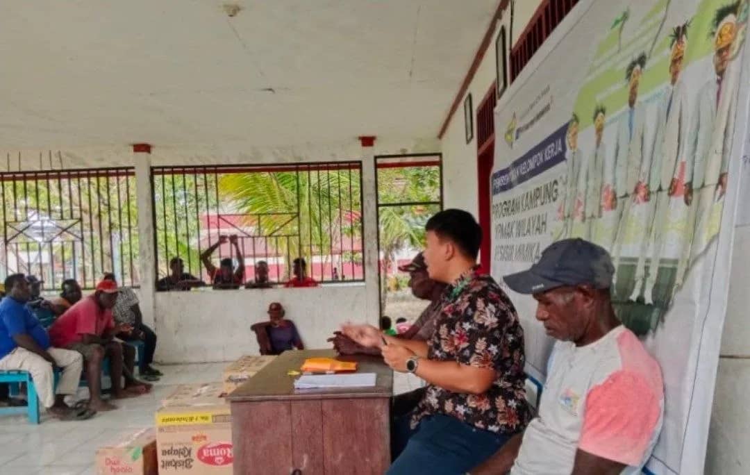 Staf Divisi Program Ekonomi YPMAK Dwi Iksan Kanang (tengah) melakasanakan pembentukan pengurus Pokja Kampung Pigapu, Distrika Iwaka