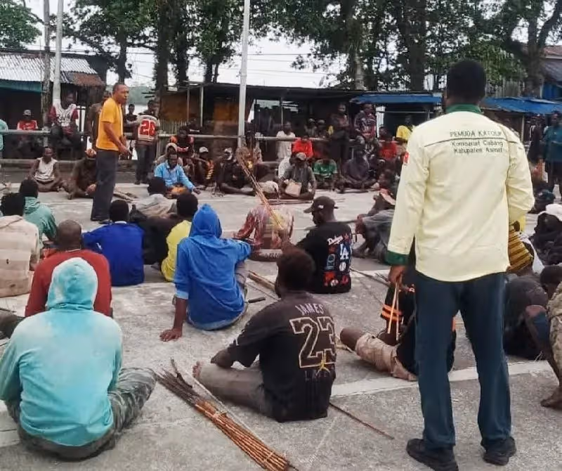 Vikjen Keuskupan Agats RD. Innocentius Rettobjaan saat mediasi dengan kelompok warga dari Yufri-Yaun di lapangan Yos Sudarso, Agats.