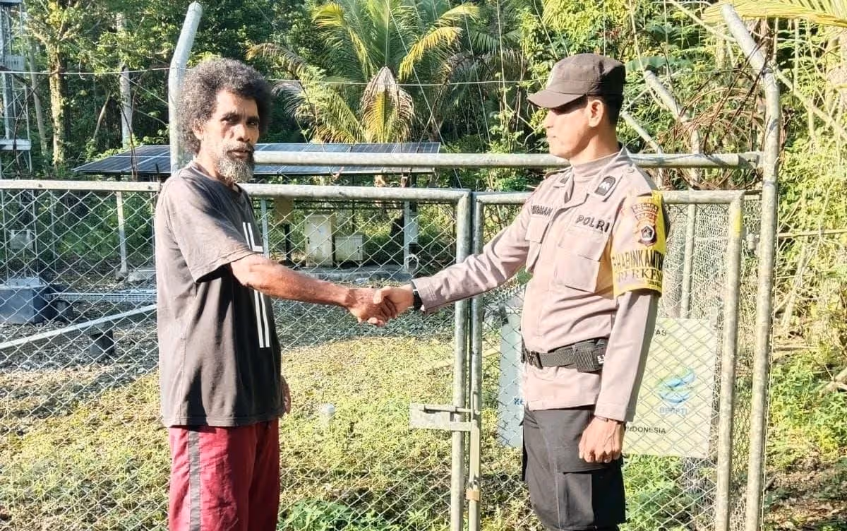 Bhabinkamtibmas Polsek Warsa Aipda Sudirman saat menyambangi lokasi BTS Telkomsel di Kampung Bosnaibradi, Distrik Yawosi, Biak Numfor.