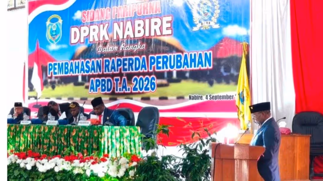 Bupati Nabire Mesak Magai memaparkan Perubahan APBD 2026 dalam Sidang Paripurna DPRK Nabire di Nabire