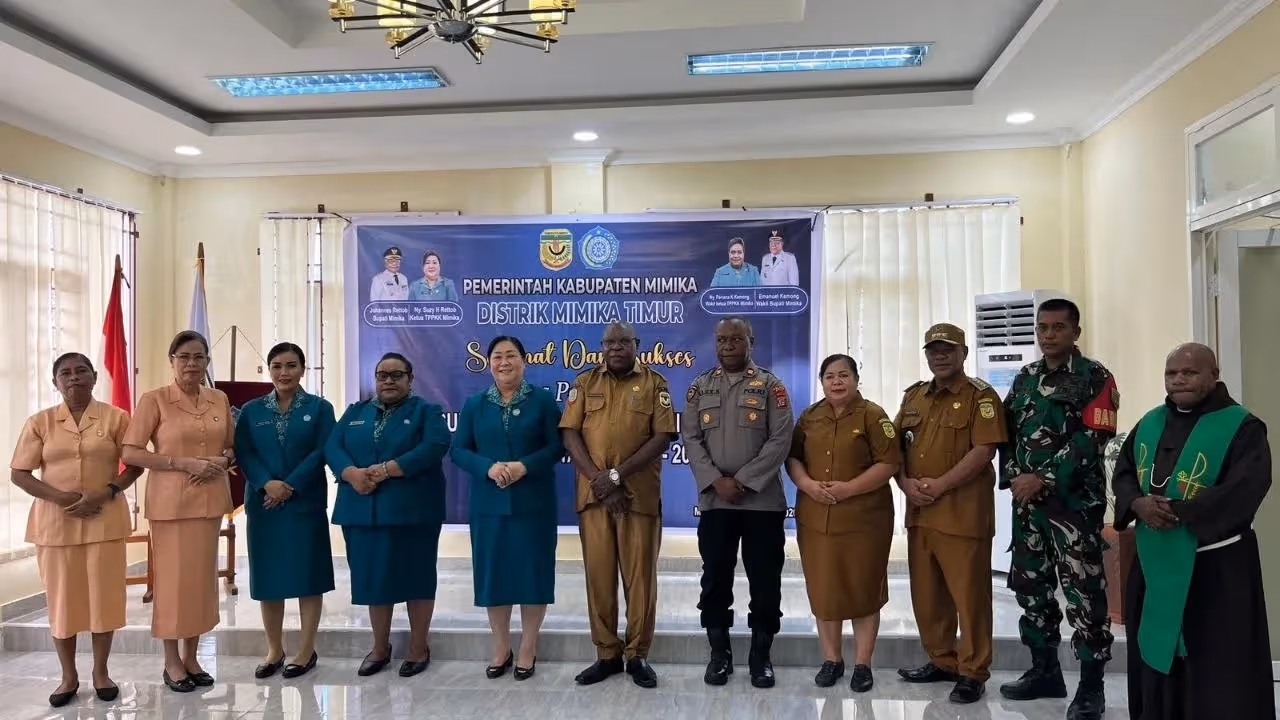 Pengurus TP PKK Mimika dan para undangan berfoto bersama usai pelantikan Pengurus TP PKK Distrik Mimika Timur.