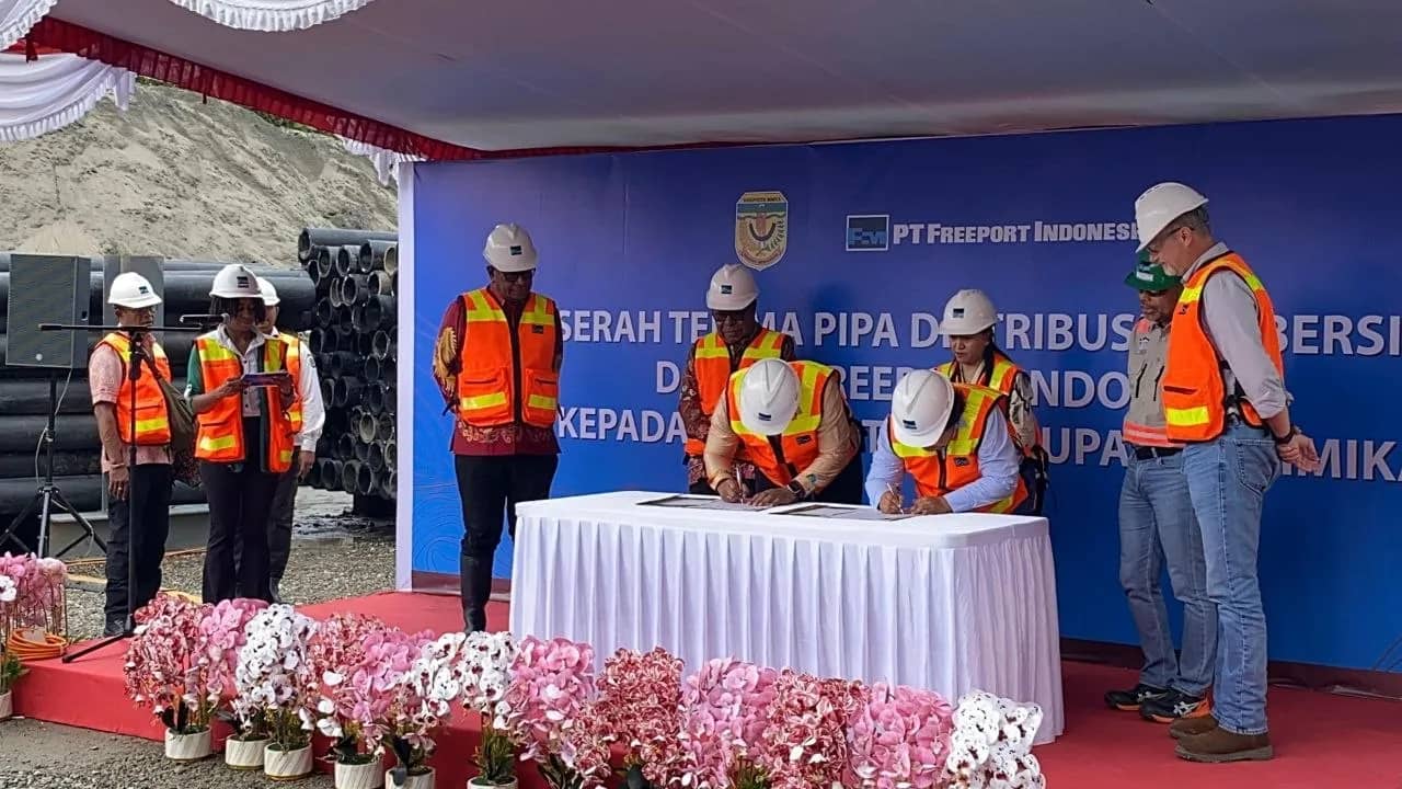Penandatanganan serah terima hibah pipa HDPE dari PT Freeport Indonesia kepada Pemerintah Kabupaten Mimika di area PTFI Dataran Rendah Mile 34, Kamis (9/7).