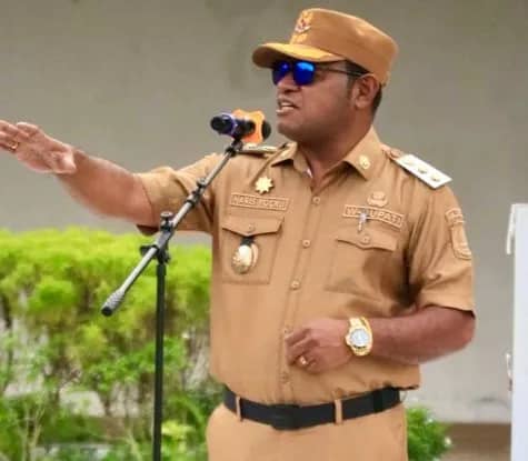 Tampak Wakil Bupati Jayapura, Haris Richard S. Yocku, S.H., saat memimpin Apel Rutin ASN di Lapangan Apel Gunung Merah Sentani. Senin (11/05/2026)