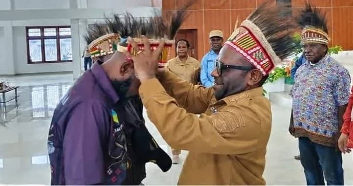 pelantikan 67 Kepala Suku tingkat desa dan 5 Kepala Suku Perwakilan Distrik se-Kabupaten Deiyai periode 2026–2031 oleh Bupati Deiyai, Melkianus Mote, di Aula Serba Guna Tuyana, Waghete, Senin (20/7).