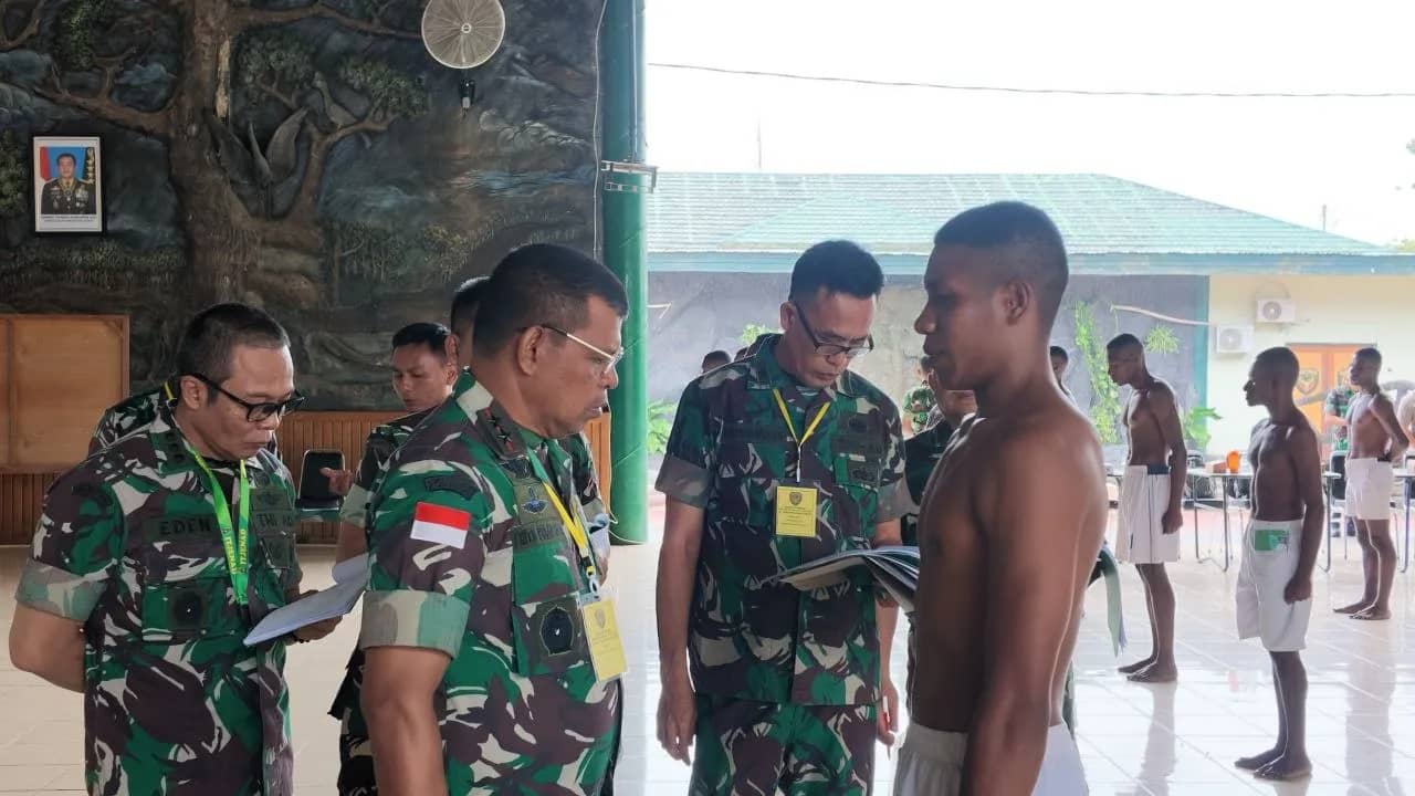 Pangdam XXIV Mandala Trikora Mayjen TNI Frits Wilem Rizard Pelamonia saat pemantauan fisik prajurit calon tamtama dan prajurit karir