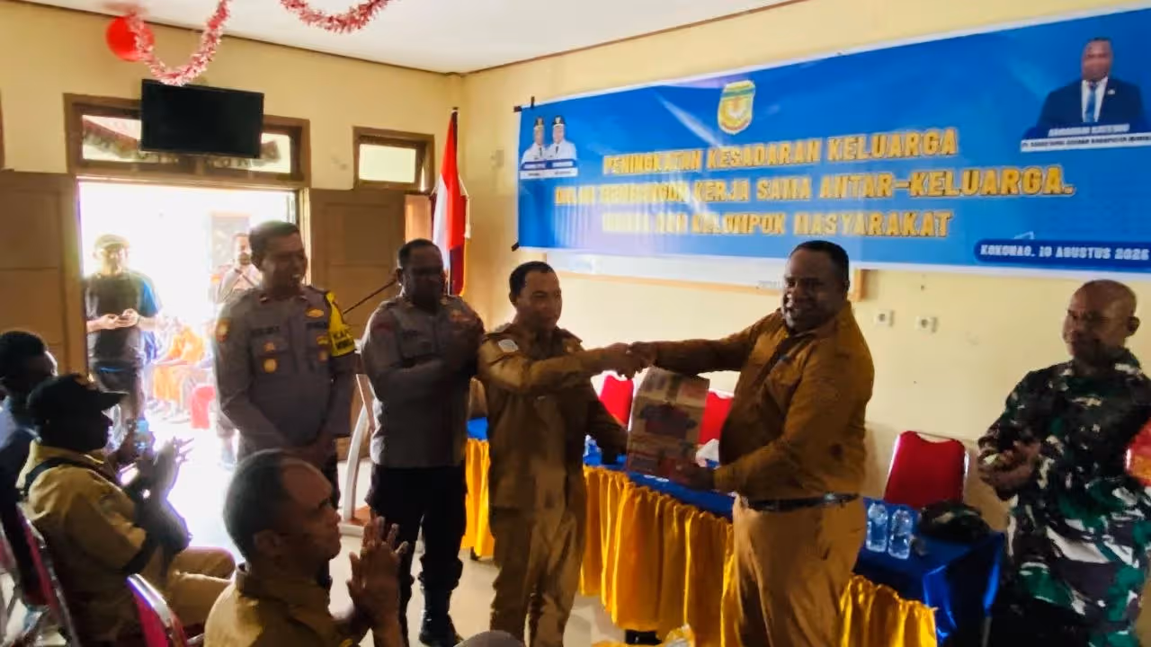 Pj Sekda Mimika Dr Abraham Kateyau saat menyerahkan bantuan secara simbolis kepada Kepala Distrik Mimika Barat Christian P. Warinussi.