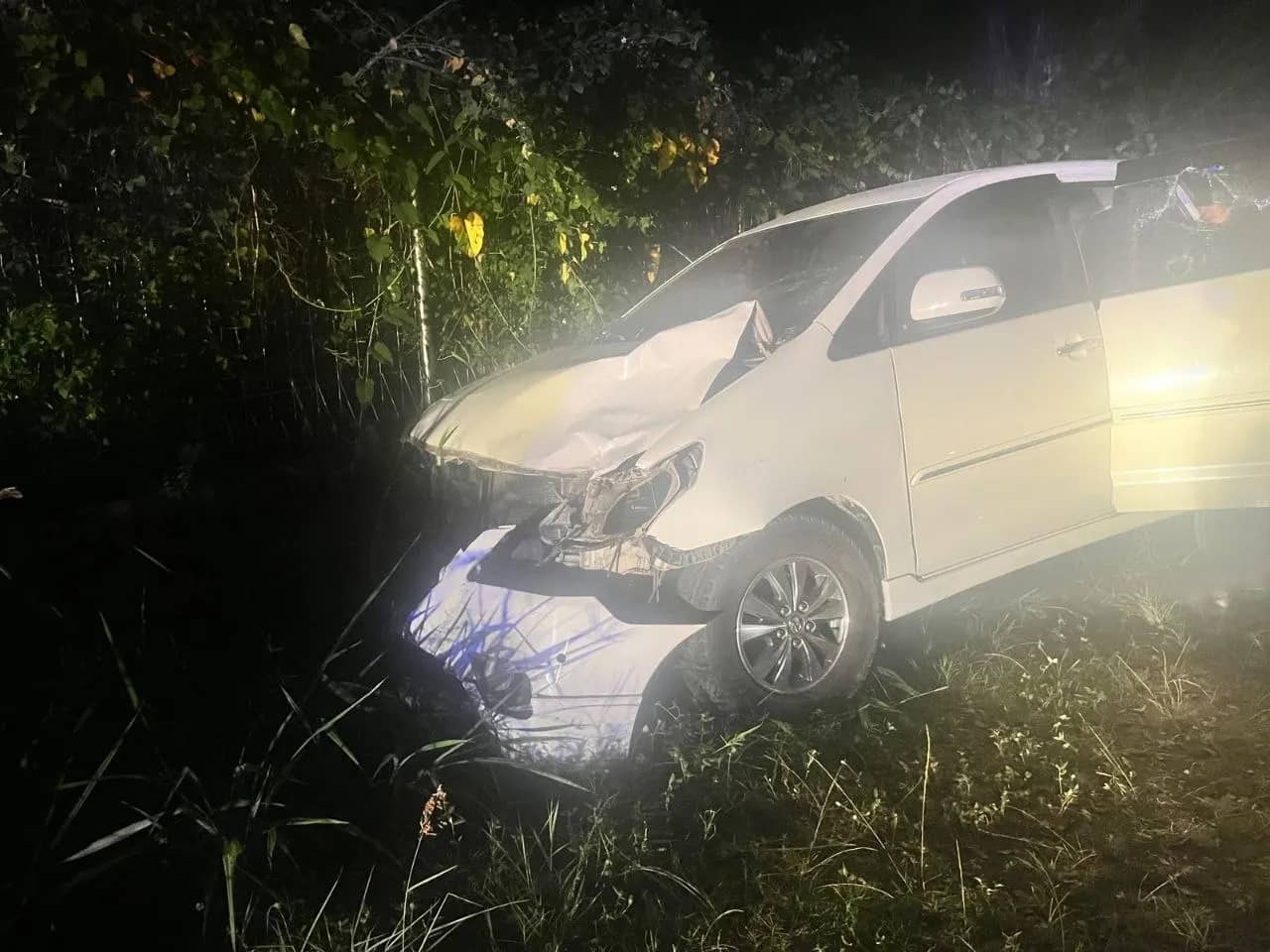 Mobil yang menabrak pengendara sepeda motor di Sentani