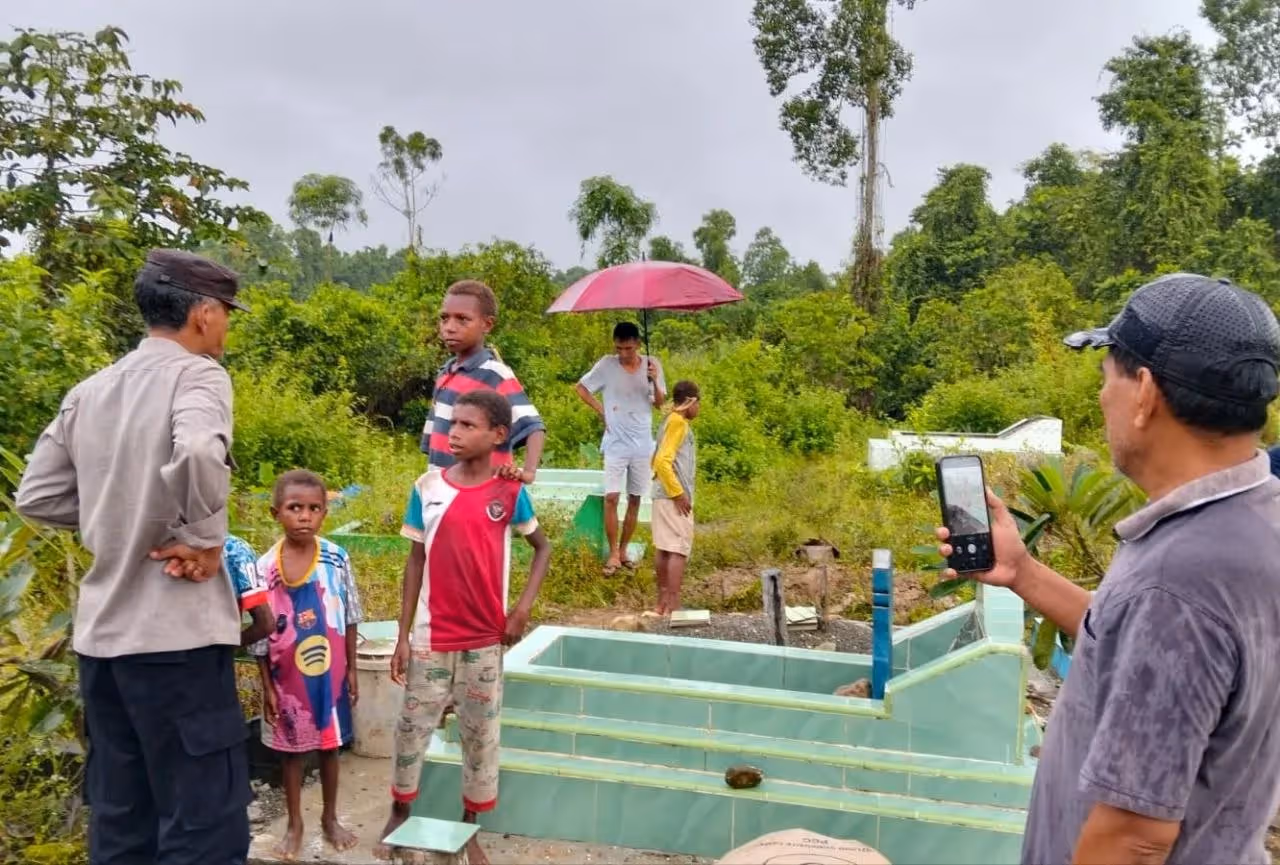 Tampak polisi bersama warga mendatangi TKP.
