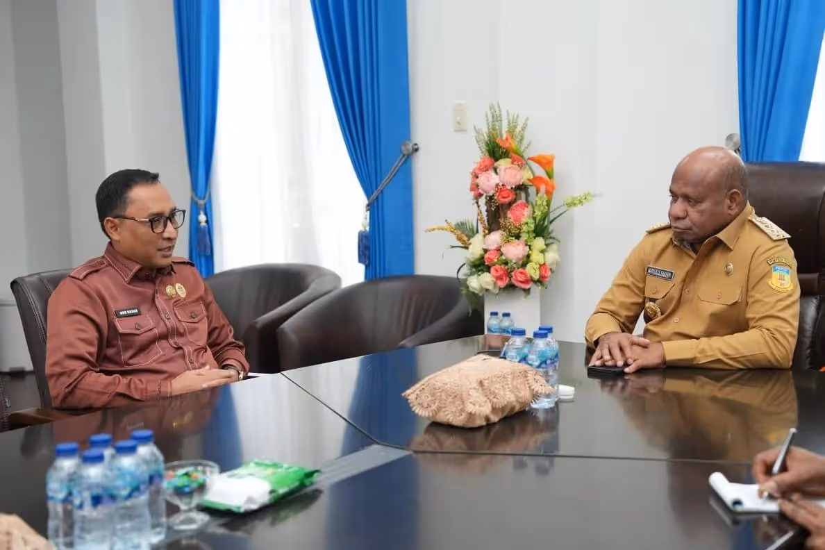 Gubernur Papua Matius Fakhiri saat bertemu kepala BKN Papua