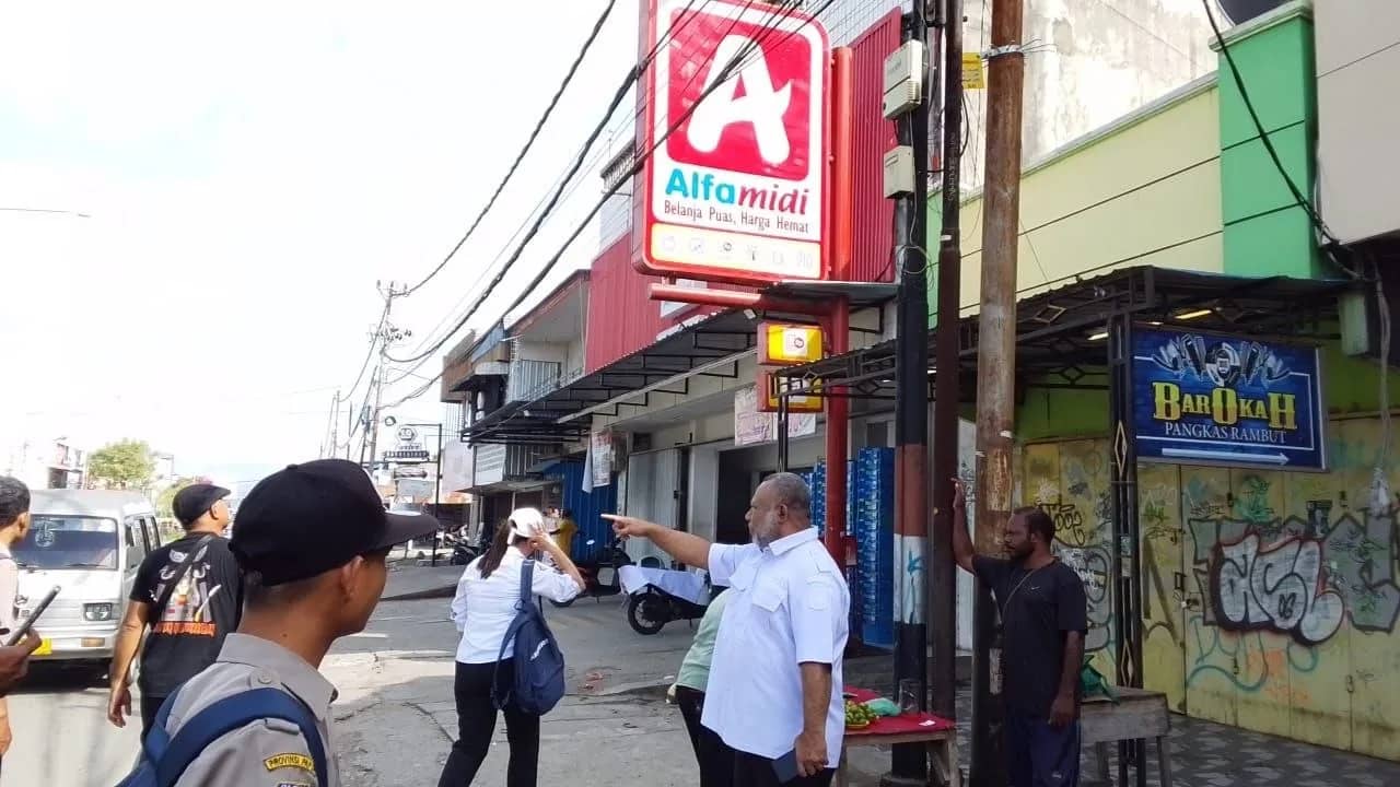 Kepala Bappenda Kabupaten Jayapura, Budi Prodjonegoro Yokhu saat melakukan penertiban papan reklame