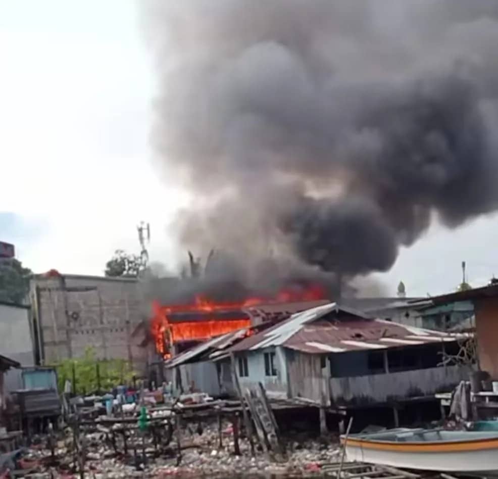 Kebakaran melanda kawasan permukiman warga di Kompleks Belakang Hotel Hamadi Beach, Jalan Purnawirawan TNI AL, RT 06/RW 10, Kelurahan Hamadi, Distrik Jayapura Selatan, Kota Jayapura, Minggu (12/7).