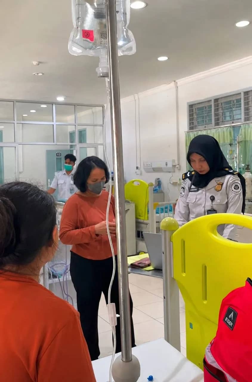 Nampak Petugas Kantor Imigrasi Timika saat melakukan pelayanan pembuatan paspor salah satu pasien di RSUD Mimika.