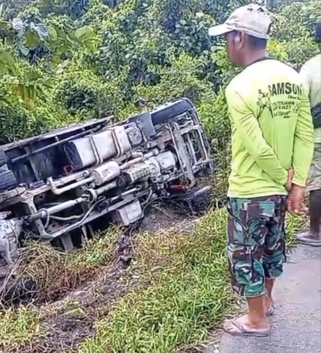 Tampak truk yang terbalik di jalan Logpon pertigaan SP 6 Kampung Naena Muktipura Distrik Iwaka, Sabtu (1/8).
