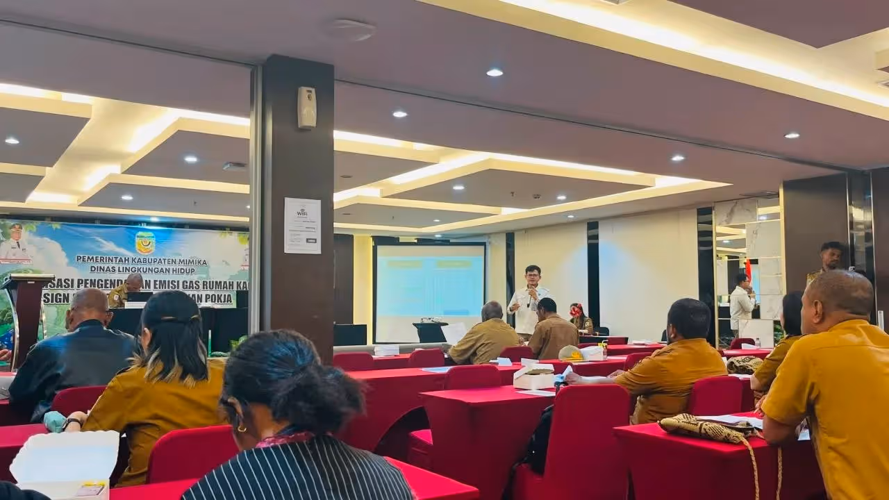 Suasana pelatihan yang digelar Dinas Lingkungan Hidup Mimika di Hotel Horison Diana Timika.