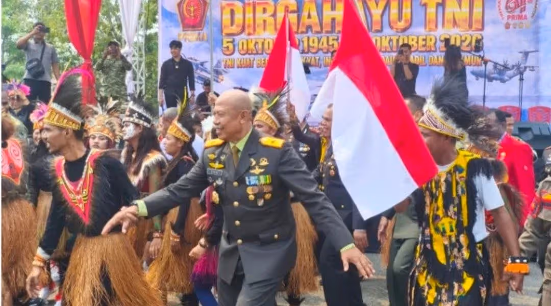 Danrem 173/PVB Brigjen TNI Vivin Alvianto pada peringatan HUT Ke-81 TNI di Nabire