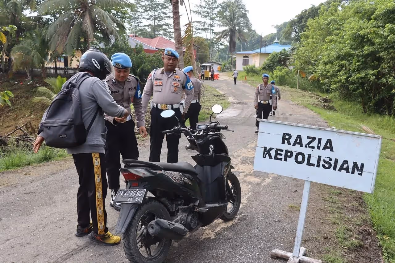 Propram Polda Papua saat melakukan pemeriksaan kelengkapan anggota personel Polres Sarmi