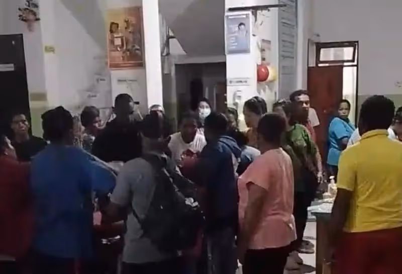 Para orang tua mendatangi rumah sakit buntut siswa keracunan makanan