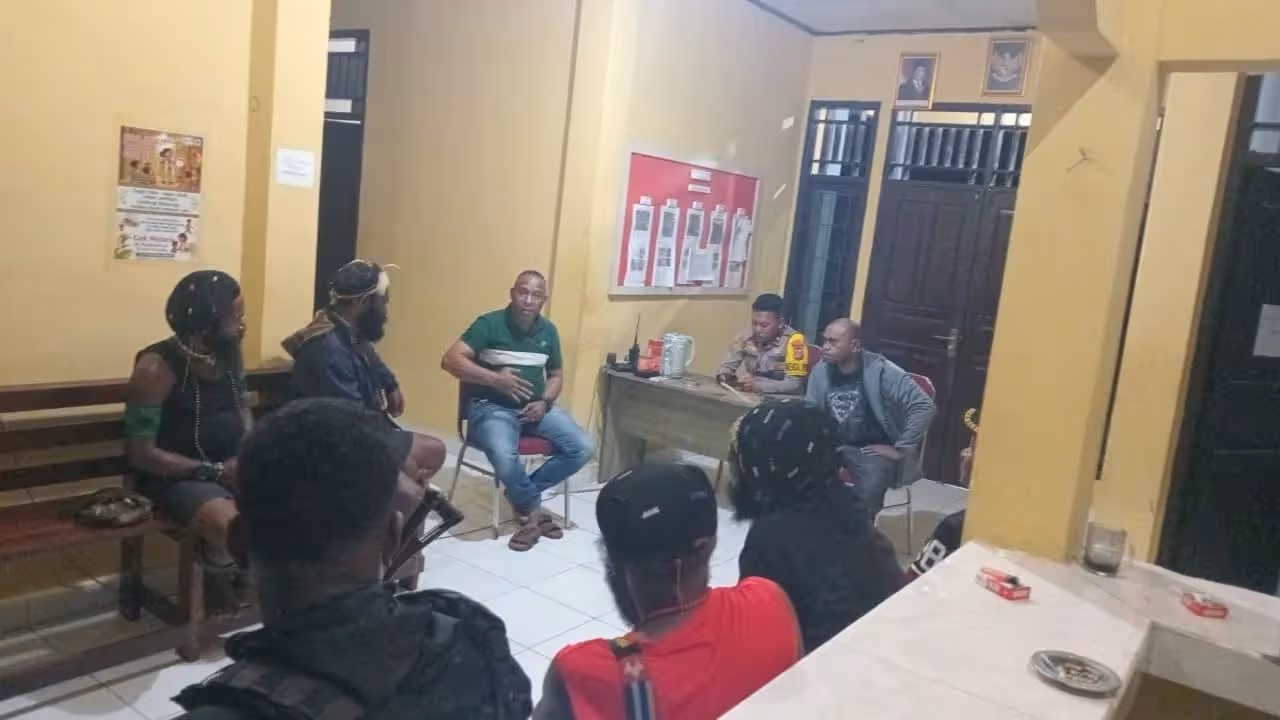 Pertemuan jajaran kepolisian dengan keluarga almarhum Jaren Wamang Magai di Polsek Kwamki Narama, Selasa (4/8) malam.