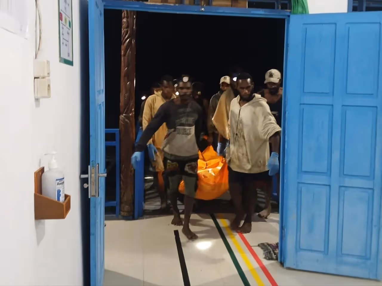 Korban perahu ketinting terbalik saat dievakuasi keluarga dan masyarakat ke Puskesmas Youw.