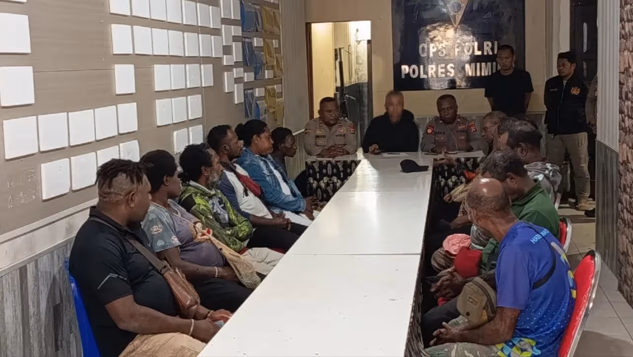 Pertemuan keluarga korban dan keluarga pelaku kasus pembunuhan di Pelabuhan Pomako di Kantor Pelayanan Polres Mimika, Sabtu (18/7).