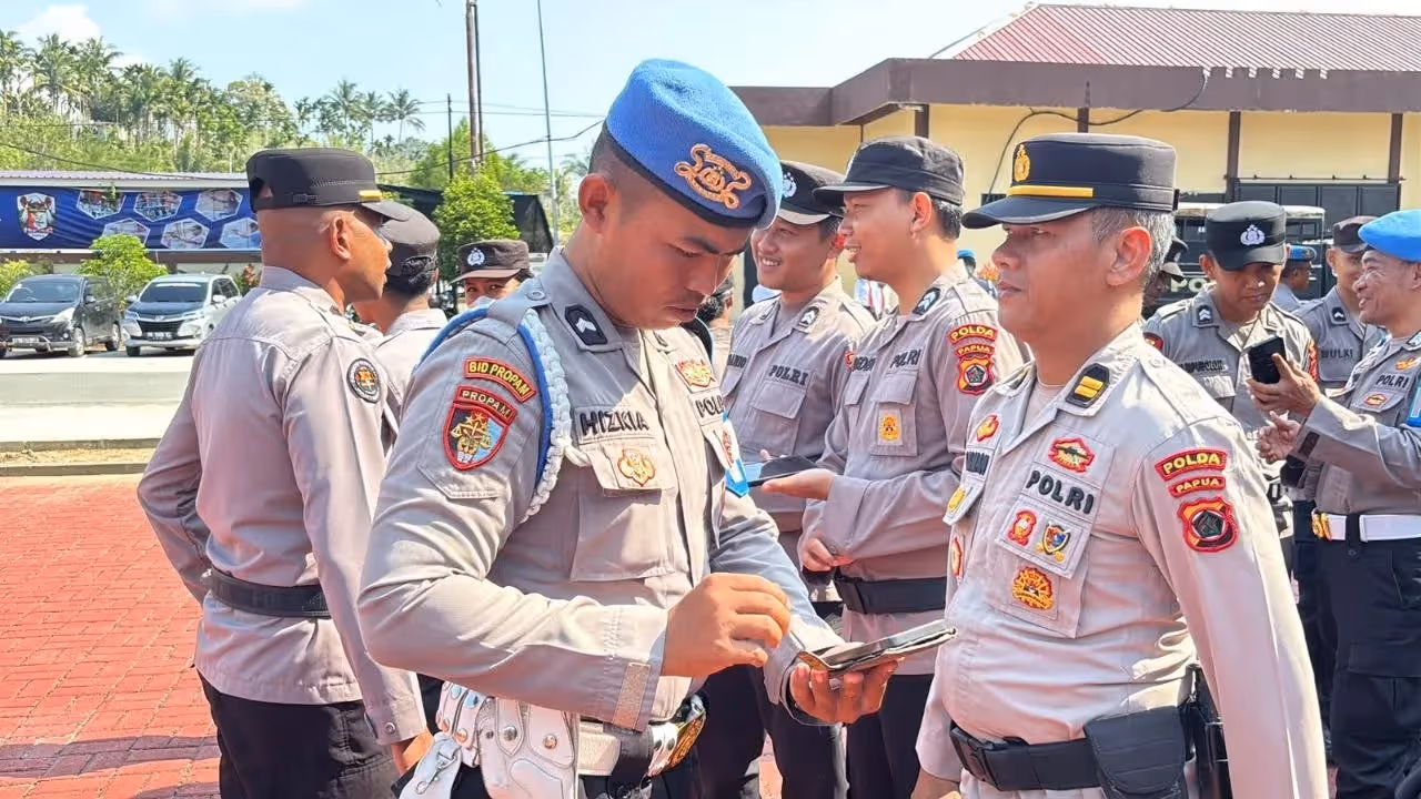 Propam Polda Papua saat melakukan razia handphone personel