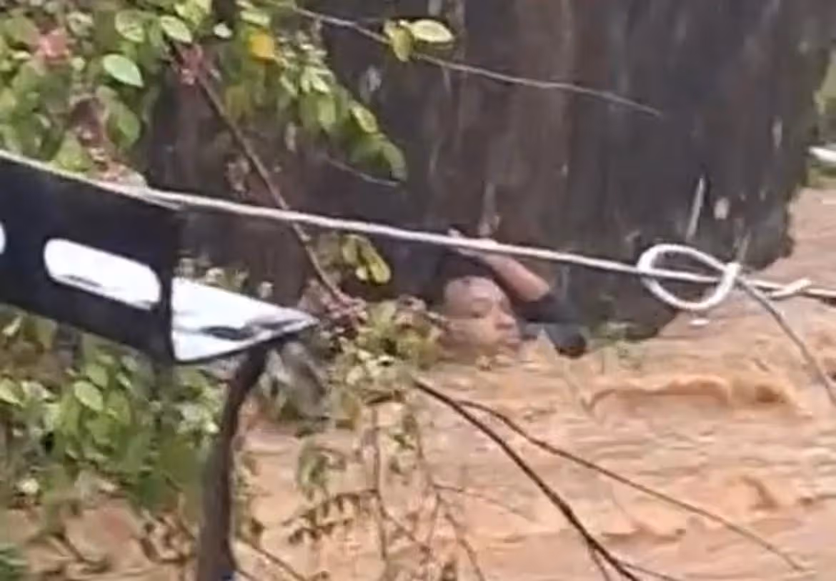 Korban saat dievakuasi petugas setelah ditemukan hanyut di Kali Entrop, Jayapura Selatan