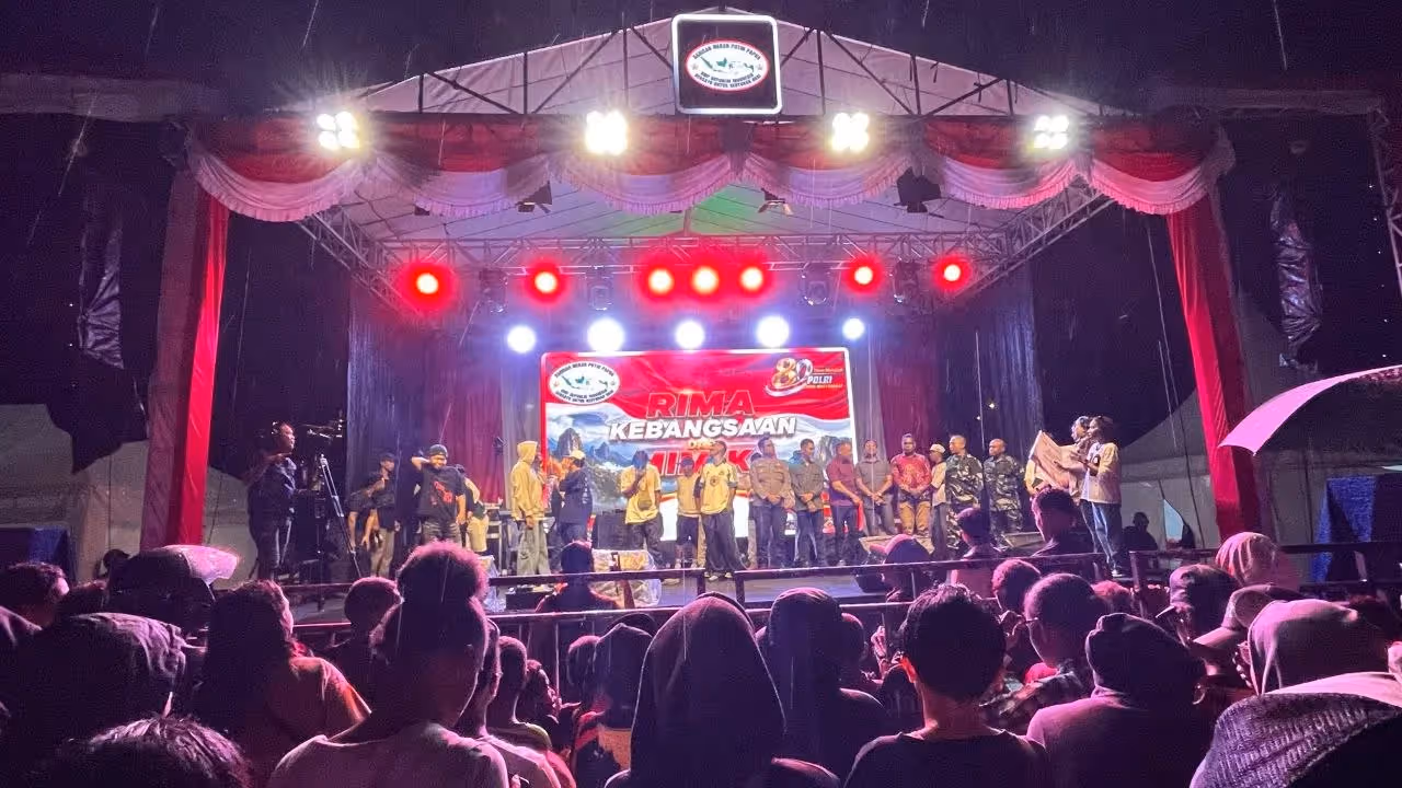 Konser Rima Kebangsaan yang digelar Dewan Pengurus Cabang (DPC) Barisan Merah Putih Republik Indonesia (BMP RI) Kabupaten Mimika di Lapangan Timika Indah, Rabu (1/7).