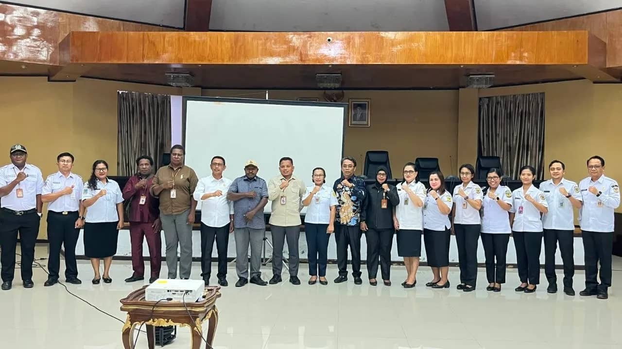 Foto bersama usai RDP antara Komisi III DPRK Mimika dan manajemen RSUD Mimika di ruang serbaguna DPRK Mimika, Rabu (10/6).