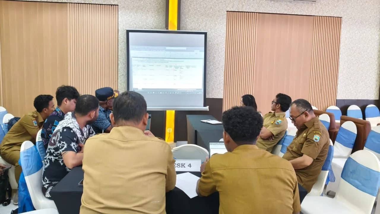 Suasana diskusi dalam FGD Evaluasi Perubahan RAP dan SILPA Dana Otsus serta DTI se-Papua Tengah, Senin (22/6).