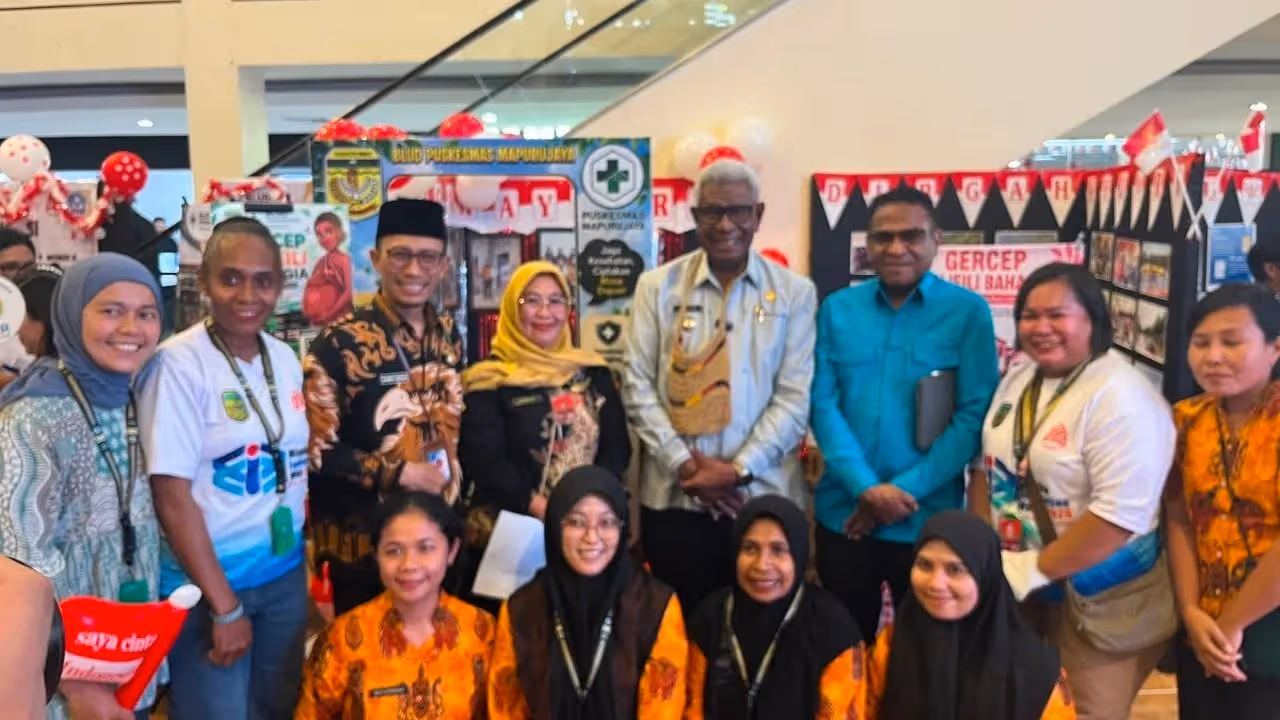 Bupati Mimika Johannes Rettob saat foto bersama dalam satu stand pameran Mimika Innovation Week.