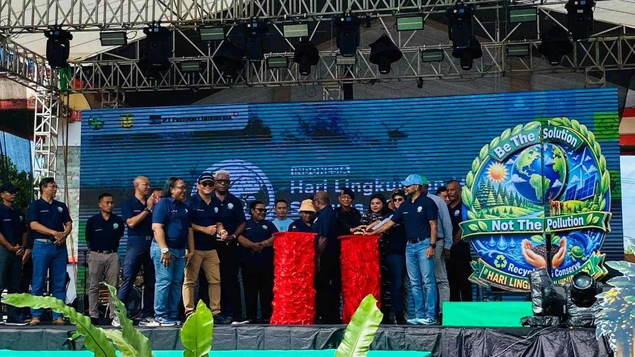 Pembukaan kegiatan puncak Hari Lingkungan Hidup Sedunia 2026 di halaman Graha Eme Neme Yauware, Jumat (5/6), ditandai dengan penekanan sirene secara bersama.