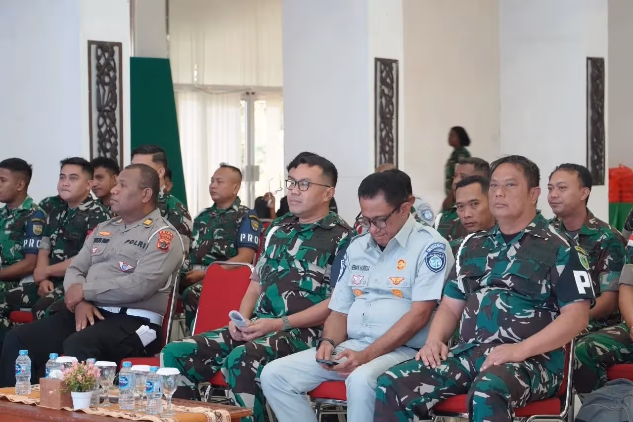 Personel Kodam XVII/Cenderawasih saat mengikuti sosialisasi tertib berlalu lintas