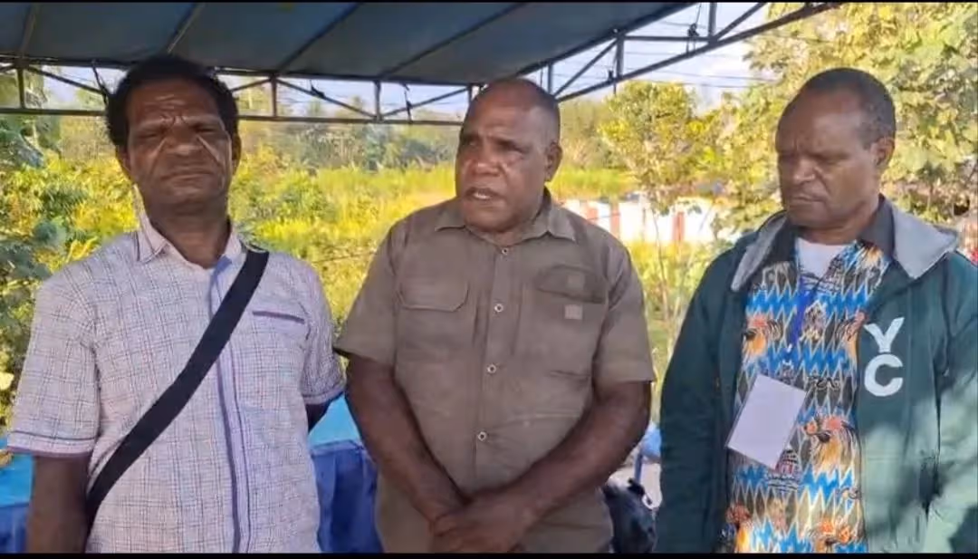 Erinus Newegalen, Yan Tinal dan Pdt Anton Uamang.