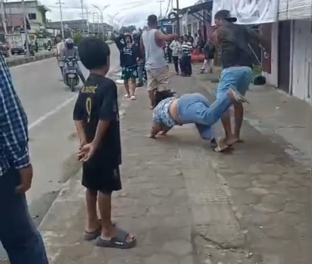 Capture foto saat salah satu pelaku menjambak rambut korban.
