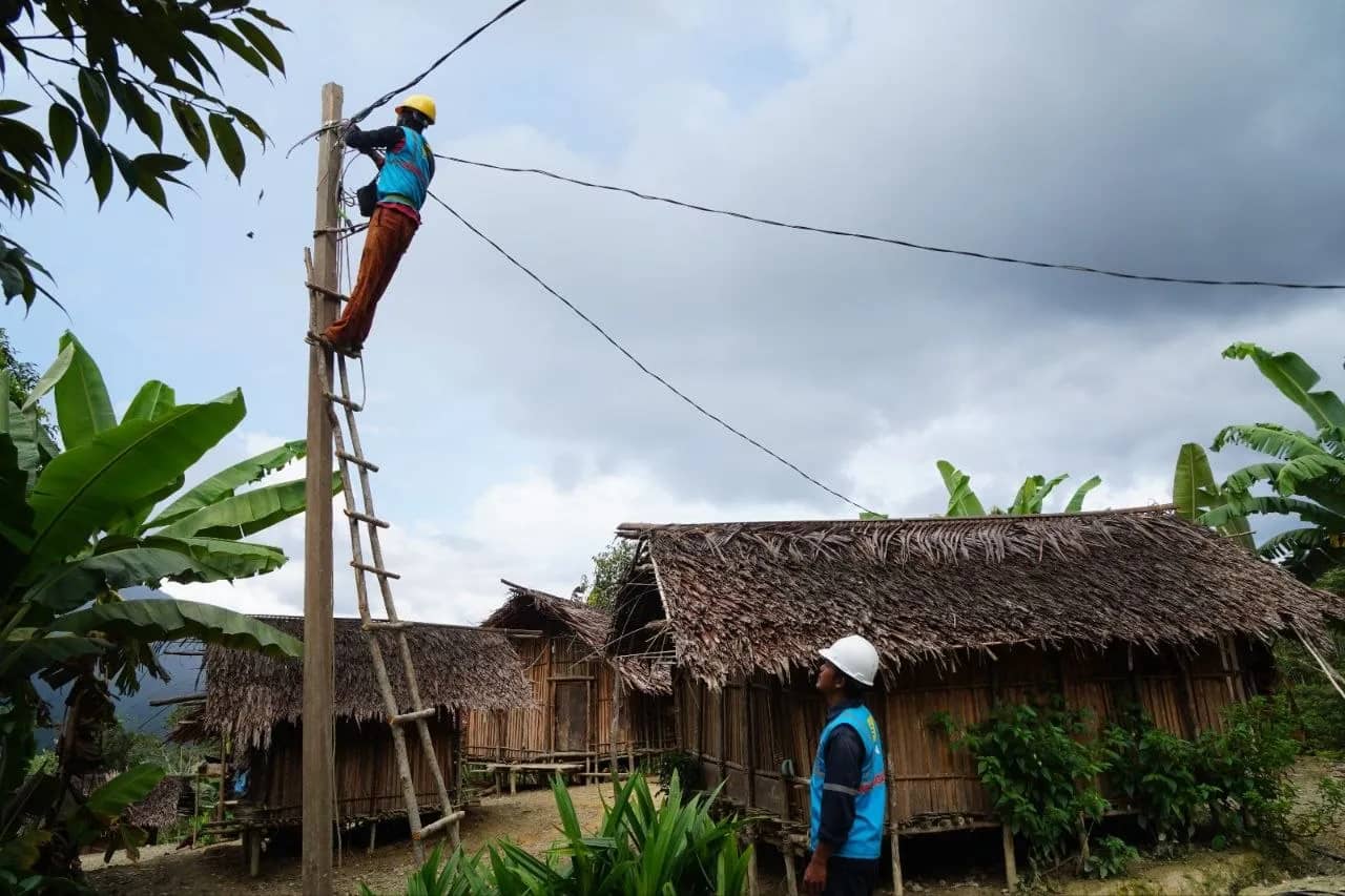 Petugas PLN melakukan pekerjaan kelistrikan di salah satu desa terpencil di Tanah Papua sebagai bagian dari upaya menghadirkan akses listrik yang merata hingga ke pelosok negeri.
