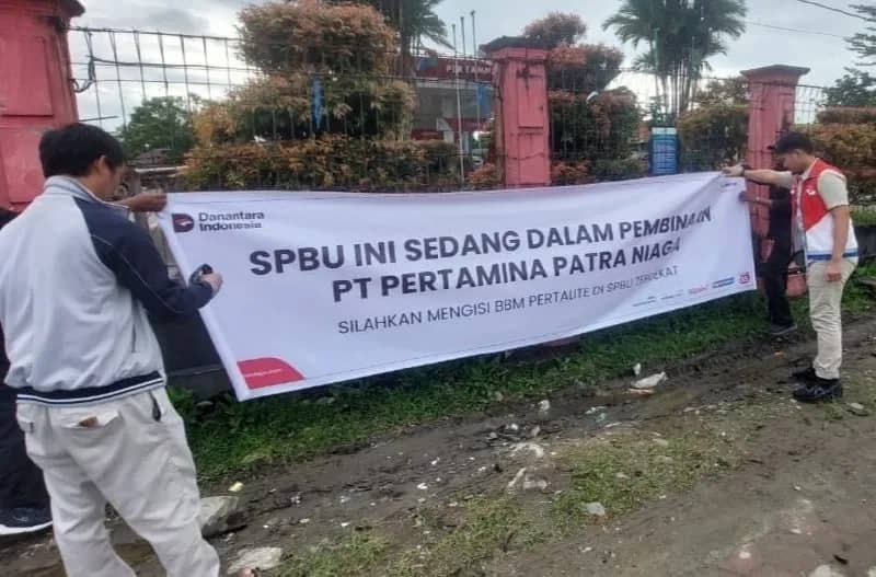 Banner pemberitahuan tahunan dihentikannya sementara SPBU di jalan Cendrawasih SP2.