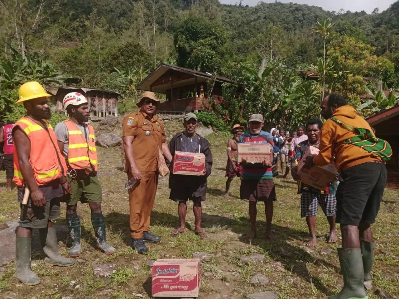 Kadistrik Tembagapura saat menyalurkan bantuan