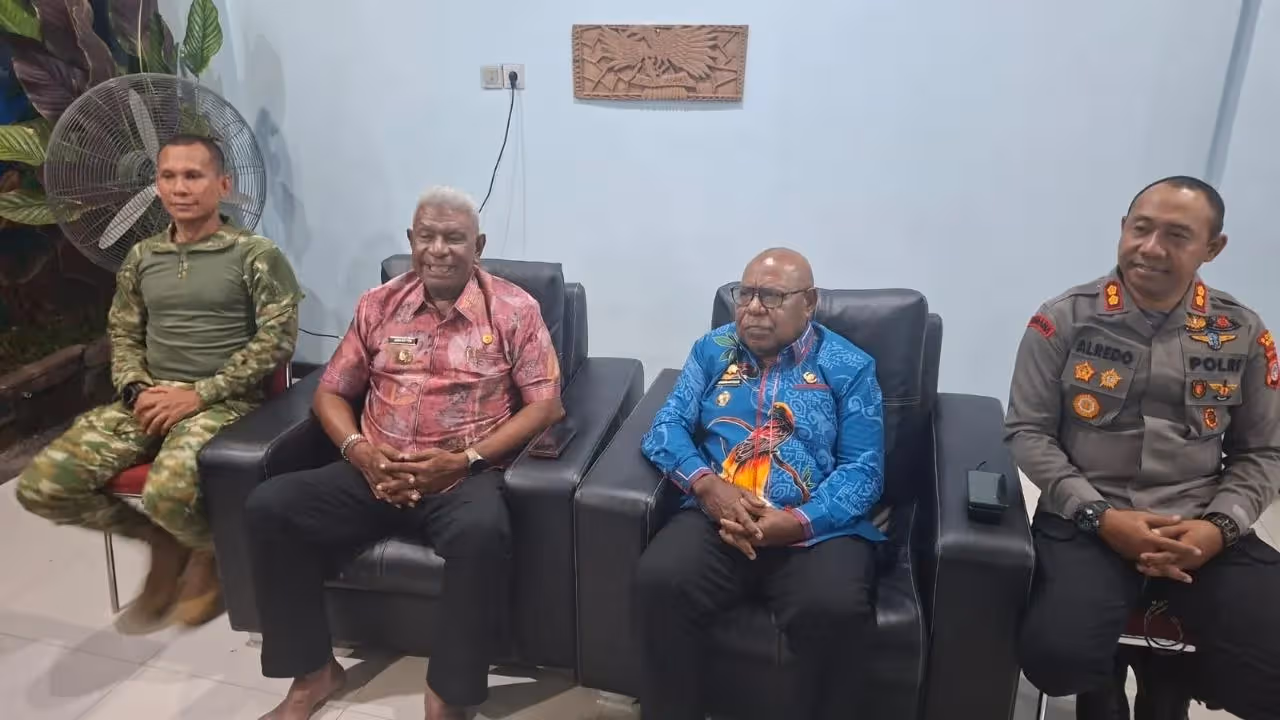 Bupati Rettob didampingi Wakil Bupati Emanuel Kemong, Dandim 1710 Mimika Letkol (Inf) Jozanda dan Kapolres Mimika AKBP Alfredo Rumbiak