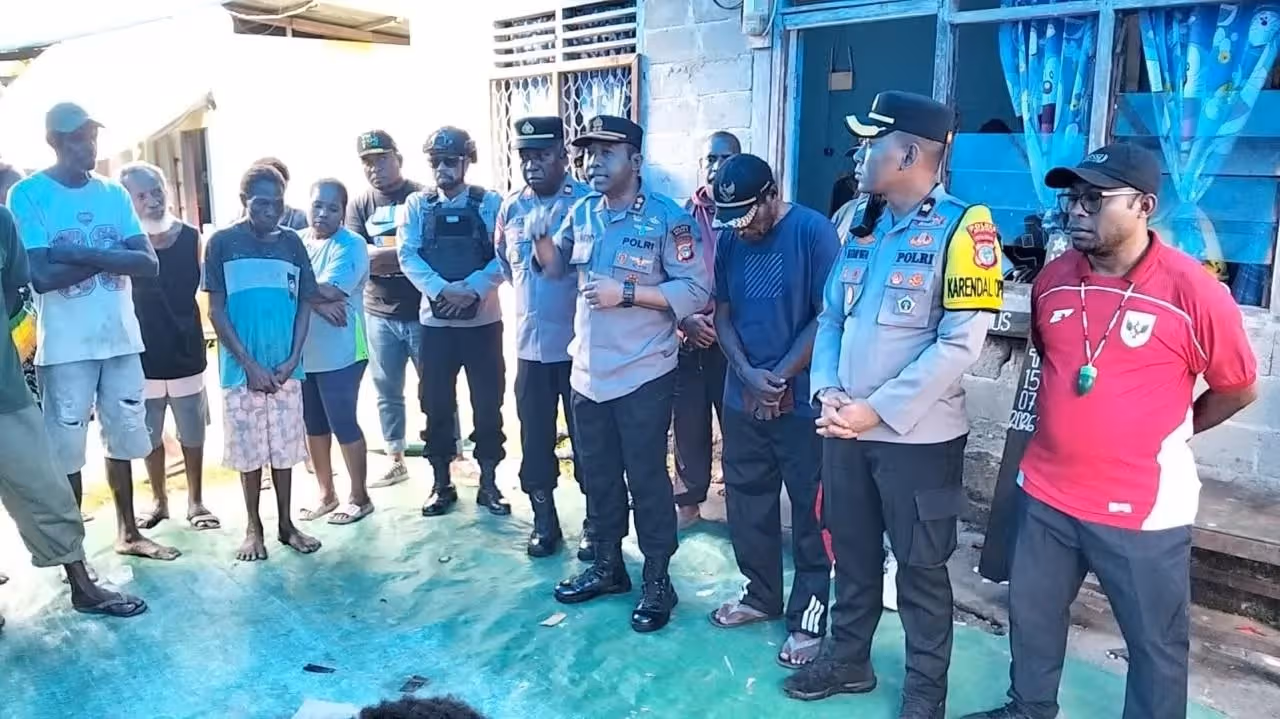 Kapolres Mimika AKBP Alredo Agustinus Rumbiak saat mengunjungi kerumah korban penikaman.