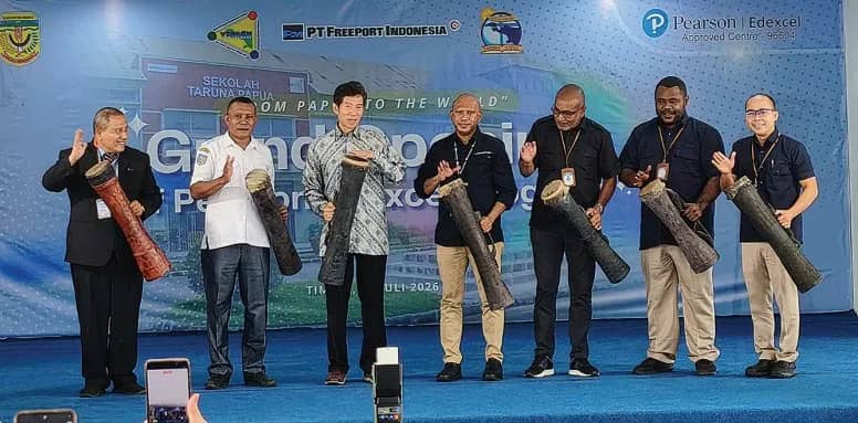 Pemukulan tifa pada acara pembukaan program Pearson Edexcel di SATP.