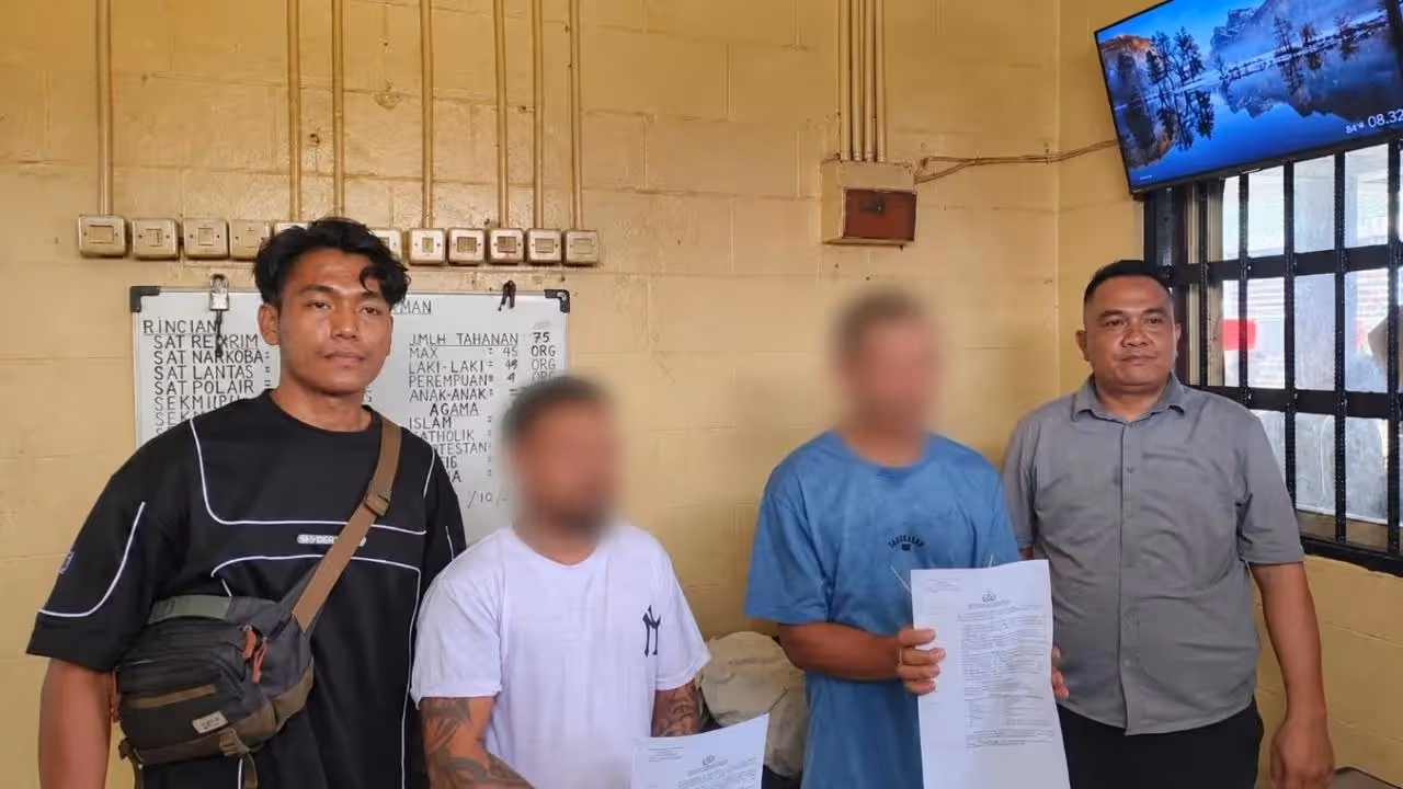 Penyidik Reskrim Polsek Mimika Baru menyerahkan dua tersangka kasus pencurian ekskavator dan penadahan beserta barang bukti kepada Kejaksaan Negeri Mimika.